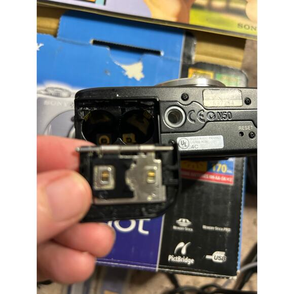 Sony Cyber-Shot DSC-W1 with box and manual flaw - Picture 3 of 5